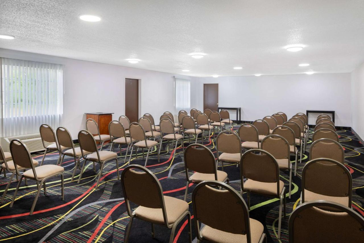 Hotel Super 8 By Wyndham Pensacola Esterno foto