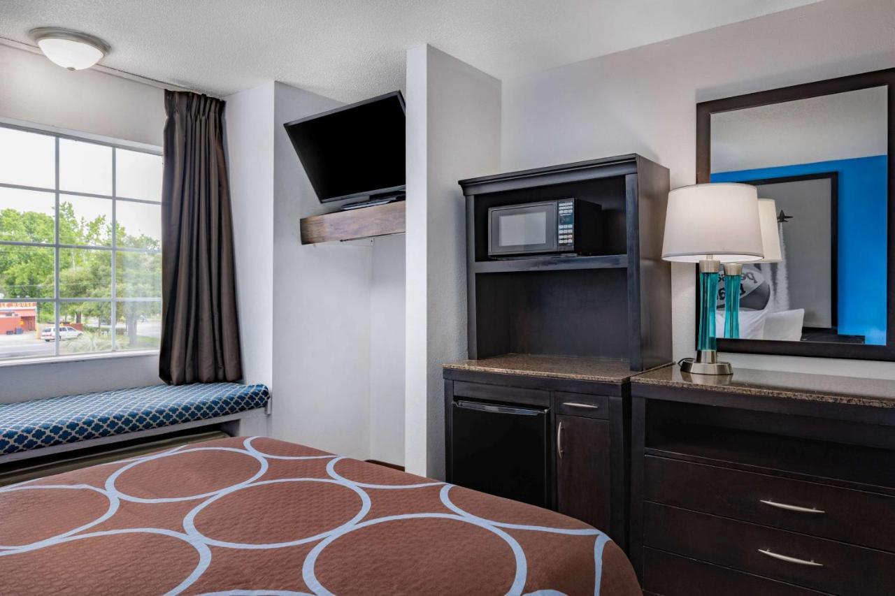 Hotel Super 8 By Wyndham Pensacola Esterno foto