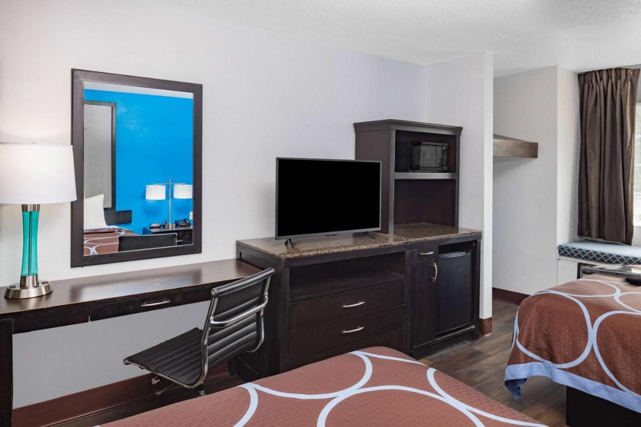 Hotel Super 8 By Wyndham Pensacola Esterno foto