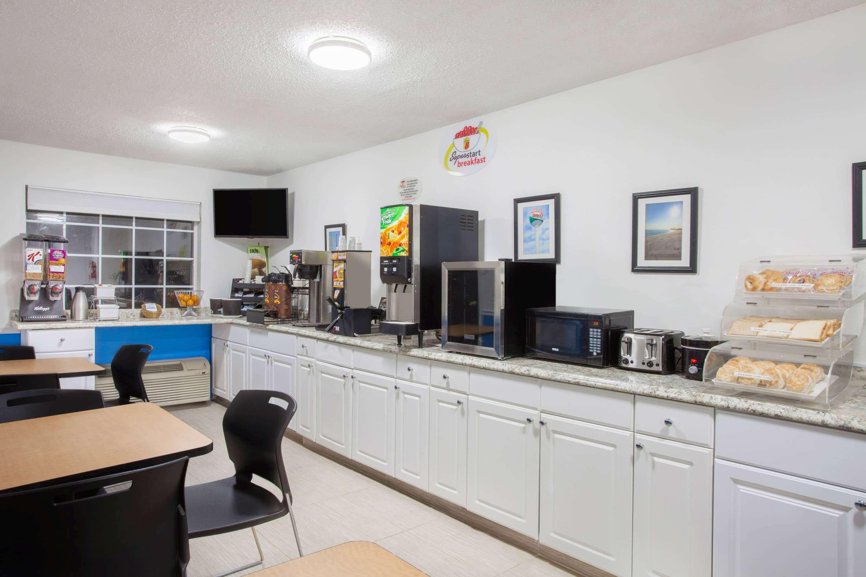 Hotel Super 8 By Wyndham Pensacola Esterno foto