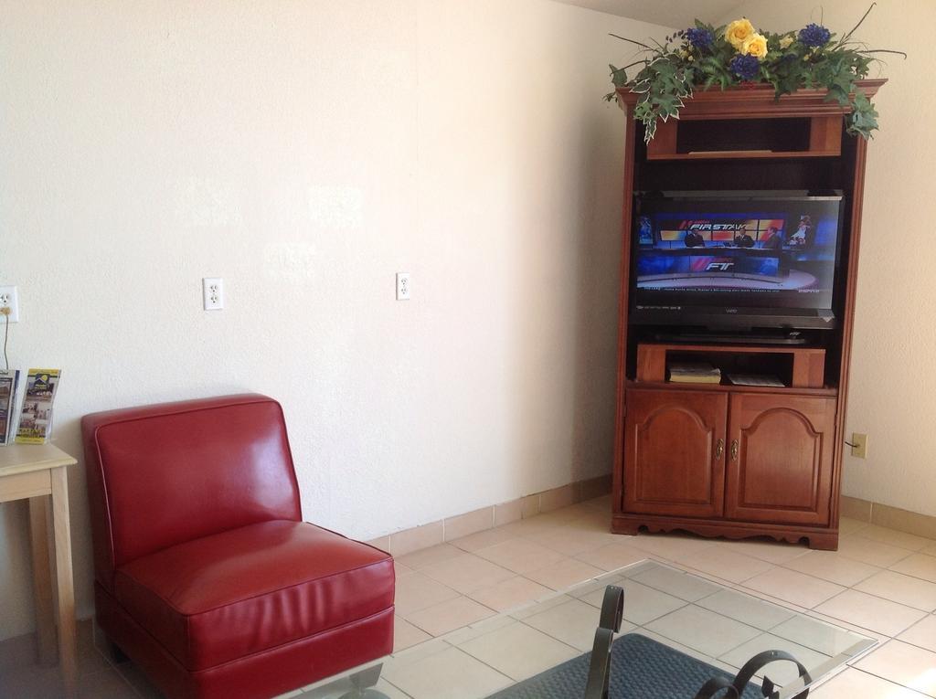 Hotel Super 8 By Wyndham Pensacola Esterno foto